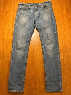 Blå jeans från Levi's - Säljer dessa blå jeans från Levi’s i storlek 29/32 men de sitter som 30/32. Priset jag diskuteras. Hör av dig vid frågor.
