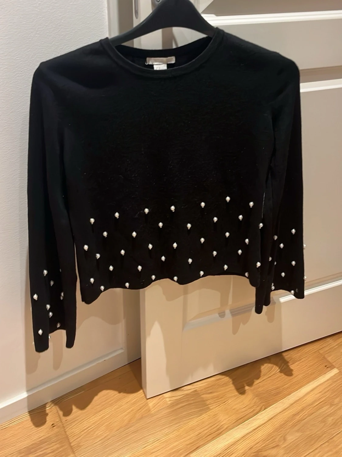 Svart tröja med pärlor