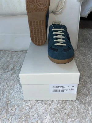 Maison Margiela Gats sneakers - Färg: Mörkblå Storlek: 43 Skick: nya Jag har kvittot och har knappt använt dem, de har bara stått. Skriv till mig om du har några frågor🙂👍  Nytt pris: 6000kr Mitt pris: 3000kr