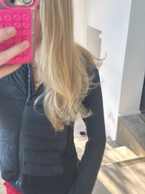 Svart cardigan från Moncler - Snygg svart cardigan från Moncler med quiltad design och diskret logga på axeln. Den är perfekt och ha när de e vår och sen sommar och passar även till allt!