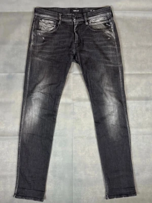 Replay jeans anbass med fades - Replay jeans | Modell: Anbass | Storlek: W33 L34 | Skick: Bra, lite slitet i grenen men inget hål. | Hör av dig vid frågor och funderingar! 