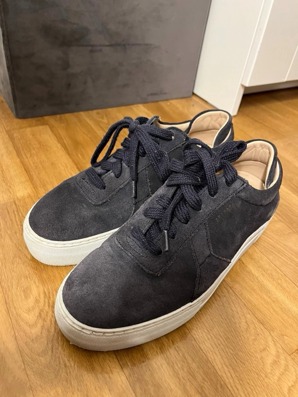 Mörkblå mockasneakers från Axel arigato