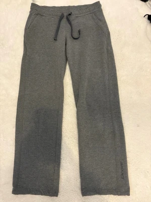 Grå lågmidjade mjukisbyxor från Dcore - Jättefina mjukisbyxor/träningsjoggers från Dcore som har väldigt låg midja och superfin passform!