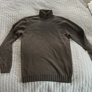 John Henric polotröja - Säljer en beige polotröja från John Henric i storlek medium, aldrig använd. 