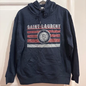 Saint Laurent Hoodie  - Blå Saint Laurent Hoodie. Storlek: M, passar även S. Skick: 9/10. Fraktar inom 24 timmar. Fråga på!