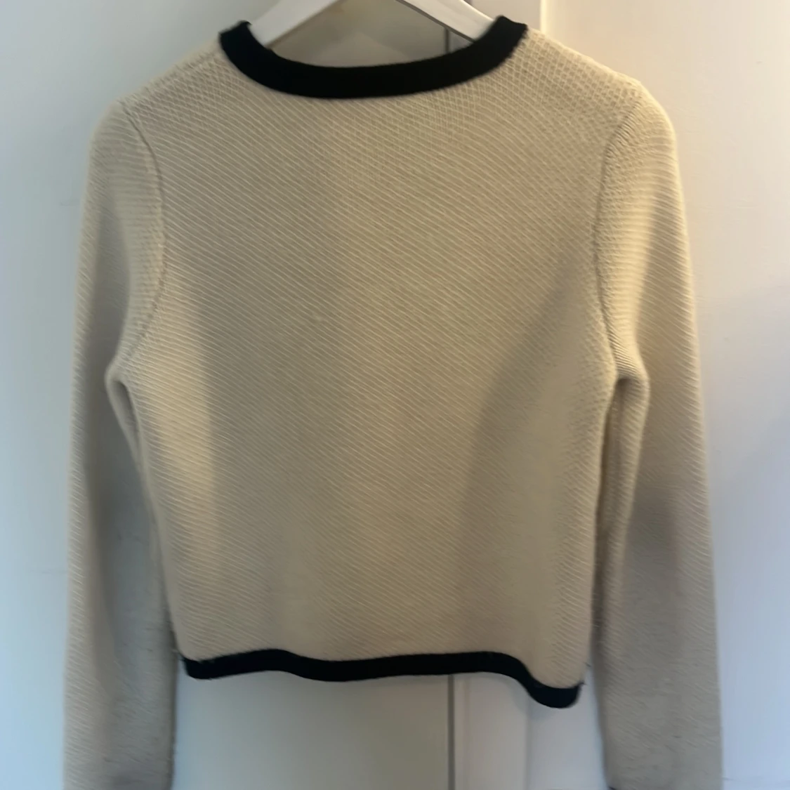 Beige kofta från Zara med svarta detaljer - 4