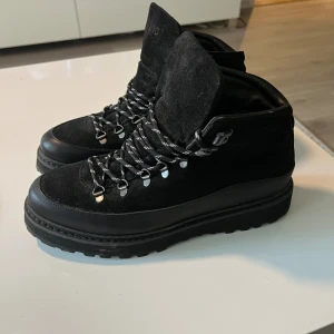 MONOFOO vinterkängor-herr - Jätte fina MONOFOO vinterkängor-herr i storlek 42. Använda endast en säsong så i princip helt nya! 