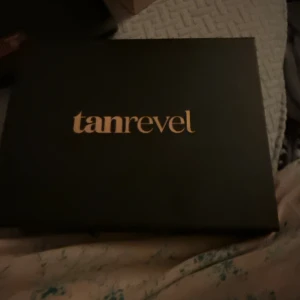 Tanrevel Face Mist Kit - Helt ny aldrig använd. Pris kan diskuteras!  Säljer ett Tanrevel Face Mist Kit med en svart elektrisk mist-apparat, Tanning Liquid-flaska och USB-laddare. Perfekt för att få en snygg solkysst glow snabbt och enkelt. Allt kommer i en stilren svart box med guldtext.