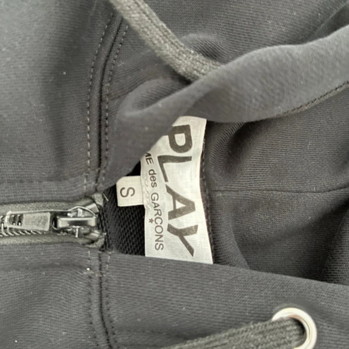 Svart hoodie från Comme des Garçons Play - 3