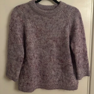 Ljuslila stickad tröja Soaked in Luxury - Stickad tröja från Soaked in Luxury i ljuslila nyans med diskret melerat mönster. Tröjan har rund halsringning och långa ärmar, perfekt för kyliga dagar. 