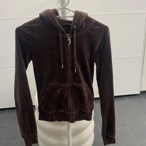 Juicy Couture brun velour hoodie XXS - J- detaljen har tappat lite färg som man kan se på sista bilden