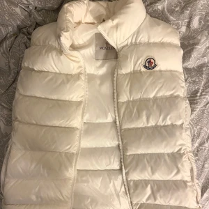 Moncler väst  - Säljer min äkta moncler väst i storlek XS. Nypris 7000