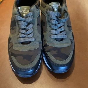 Valentino Garavani Rockrunner  - Nya och fräscha Valentino Garavani Rockrunner i storlek 40. Använda 1 gång. Box medföljer ej.