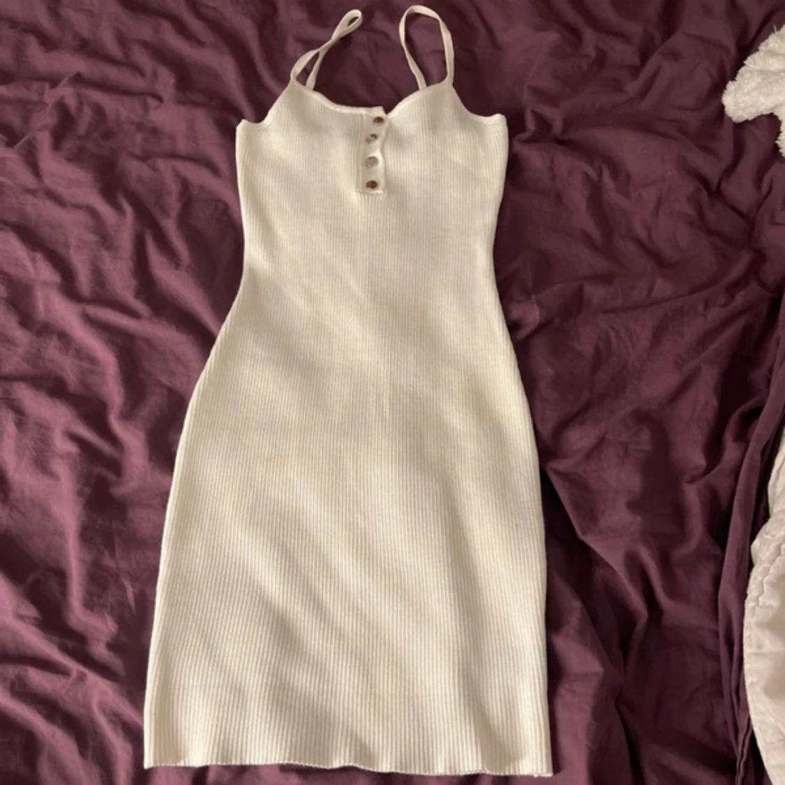 Vit ribbad klänning med knappar