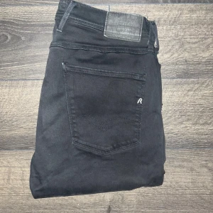 Replay Anbass jeans  - Svarta Replay Anbass jeans med klassisk femficksdesign och diskret logga på bakfickan. Slimmad passform med raka ben och snyggt svart tyg. Midja 42cm, längd 110cm. JAG SKICKAR INGA FLER BILDER PÅ NÄR JAG BÄR JEANSEN:) s2