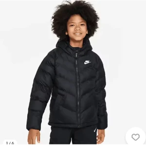 Svart pufferjacka från Nike - Svart pufferjacka kommer int till användning pris får diskuteras