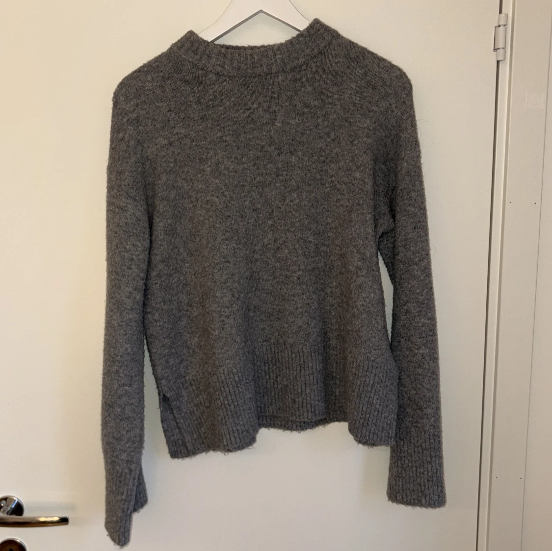 Grå stickad polotröja - 2