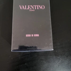 Valentino Uomo Born In Roma 100ml - Valentino Uomo Born In Roma Eau de Toilette, 100ml. Tillverkad i Frankrike. Snygg och modern parfym som sticker ut med sin stilrena design och exklusiva känsla. Perfekt för dig som vill ha något trendigt och unikt.
