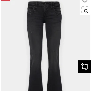 Svarta bootcut jeans från LTB - Säljer ett par jättesnygga lågmidjade jeans från LTB i modellen valerie! Jeansen är i väldigt bra skick och är knappt använda!💕Jeansen är i storlek w30L34