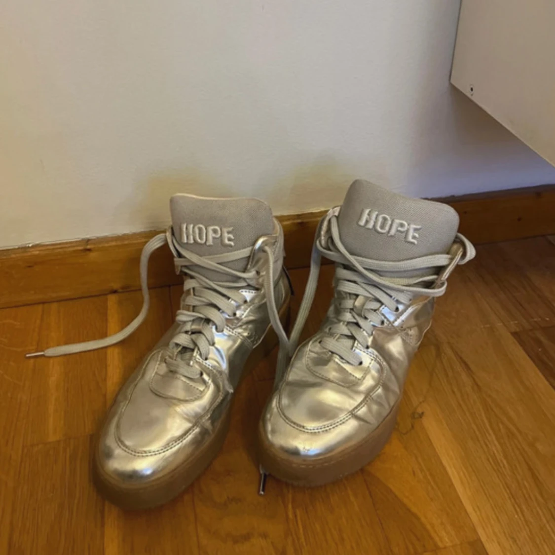 Silvriga sneakers från HOPE