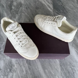 Valentino Flycrew skor - Valentino Flycrew skor - Skick: Använda fåtal gånger, 3 nitar av - Tillbehör: Valentino dustbag - Nypris: 6000kr - TrendWardrobe