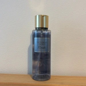 Victoria's Secret Rush - En mist som luktar jätte gott. Noter av trä och mandarin bland annat. Säljer då den inte kommer till användning. Sparsamt använd. 