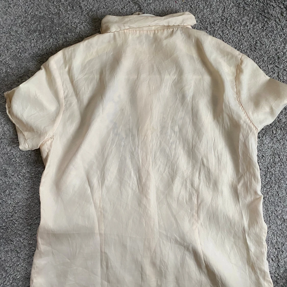 Beige blommig skjorta med spetsdetaljer - 1