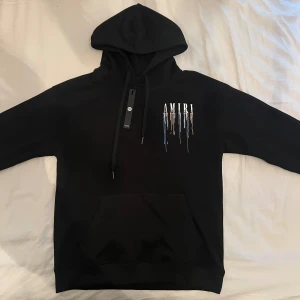 Amiri hoodie - Detta är en amiri hoodie helt oanvänd och är 10/10. Jätte sällsynt och eftertraktad hoodie som passar med allt nästan. Taggar medkommer