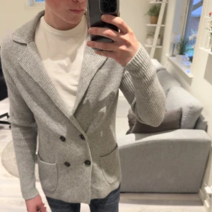 John Henric Cardigan - John Henric Cardigan i grå. Storlek S.