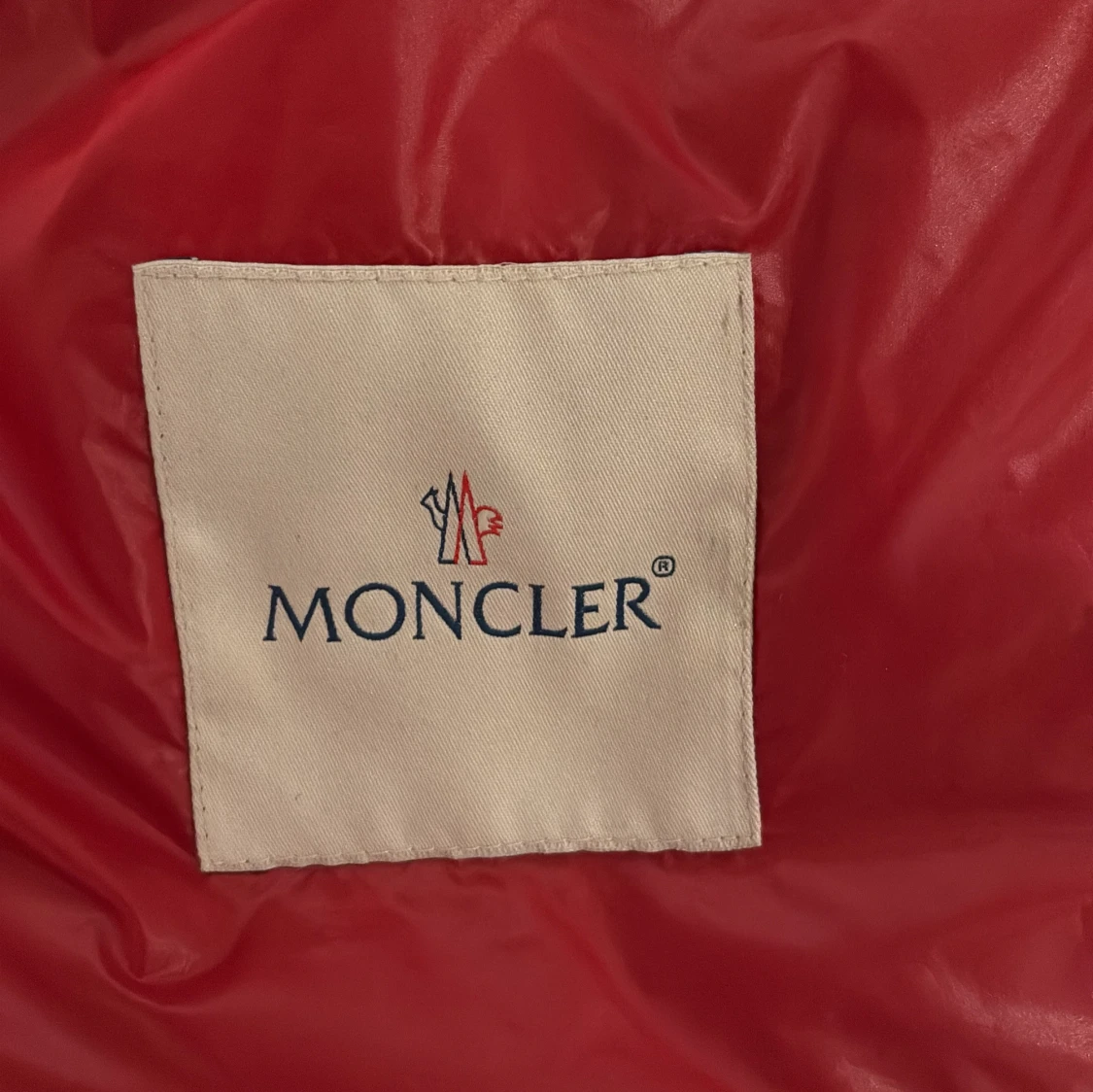 Röd dunväst från Moncler - 2