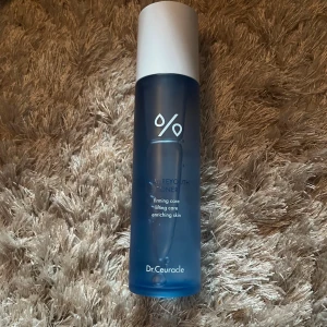 Dr.Ceuracle Royal Reyouth Toner - Dr.Ceuracle Royal Reyouth Toner i en snygg blå frostad plastflaska med vit kork. Tonern är designad för att ge fastare och mer återfuktad hud, och passar perfekt för dig som vill boosta din hudvårdsrutin med extra näring.