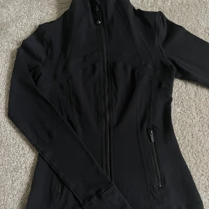 Lululemon define jacket - En lululemon jacka i storlek 2 motsvarande S. Passar XS oxå. Köpt på Vinted med prislapp kvar för 900kr, vet inte om den är äkta eller inte pga priset och jag klippte av och slängde lappen innan jag läst på den🫠Helt oanvänd. Postas i lululemon påsen🥰