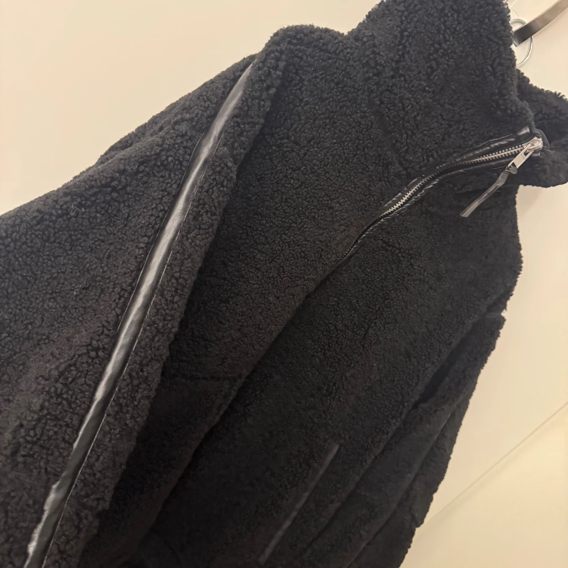 Svart teddyjacka med dragkedja - 2