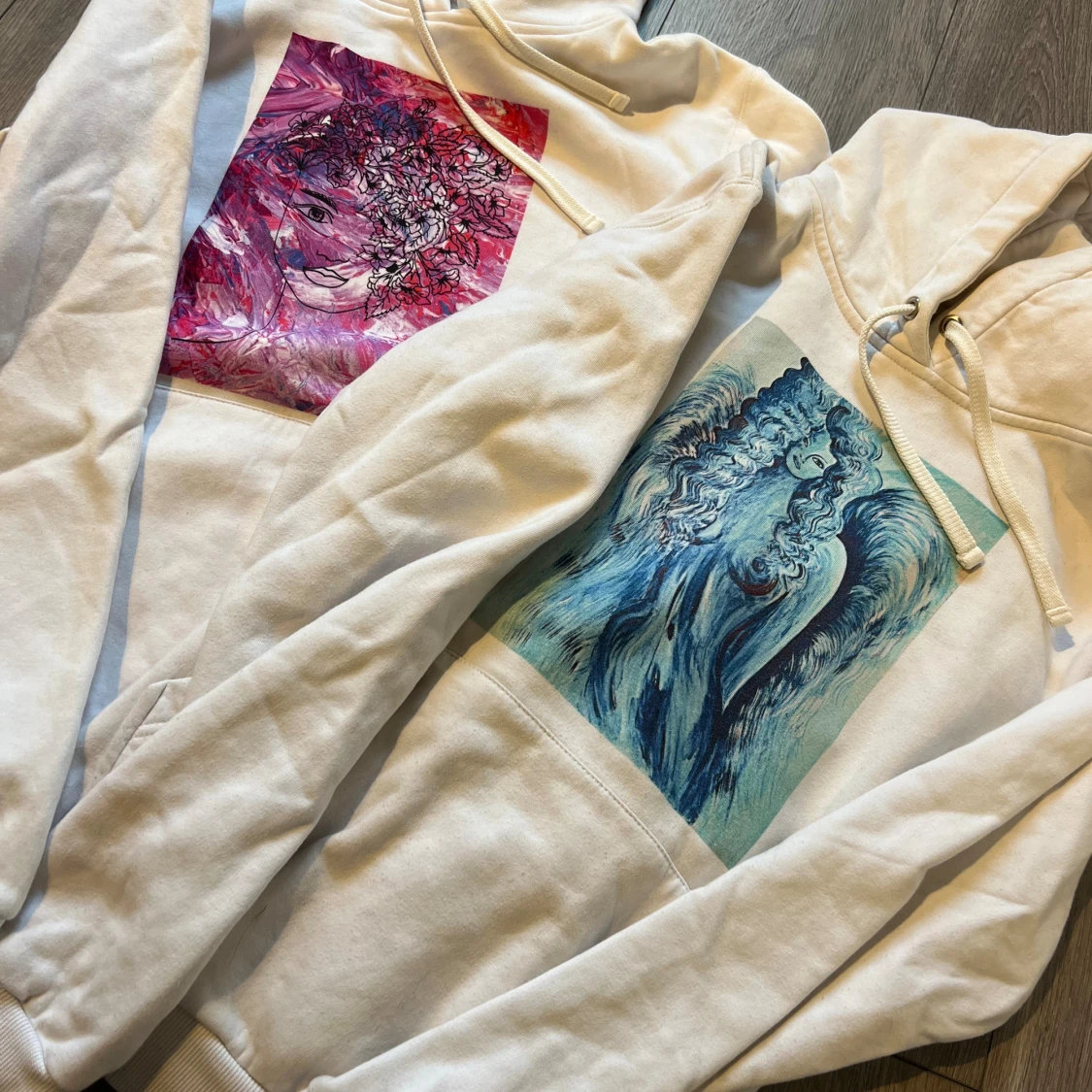 Vit hoodie med konstmotiv  - 1