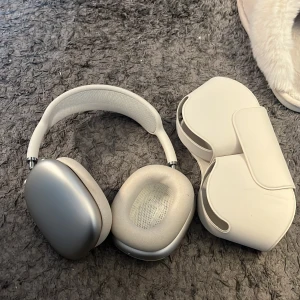 AirPods Max - Snygga Apple AirPods Max i färgen stjärnglansen e extra dyra med originalfodral. Säljer pga att jag alldrig använder dom. Fick i studentpresent i somras. Är som nya, kvitto finns, nypris 6190kr köpta på Power.