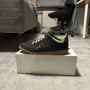 Maison Margiela svarta - Säljer ett par stilrena maskin margiela i storlek 43 nästan helt nytt skick använda max 2 gånger. Säljer för 2899 bar och höra av sig vid intresse 