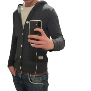 Mörkblå hoodie-kofta med vita knappar - Skön cardigan med luva i bra skick, perfekt nu till hösten!