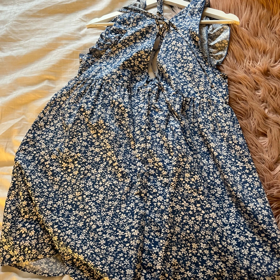 Blommig blå klänning med knyt