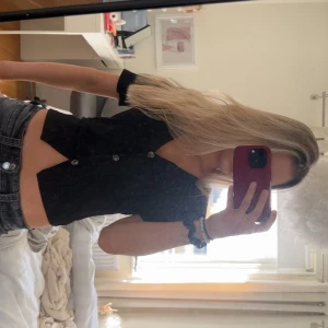 Svart blus - En jätte snygg svart blus med knappar, aldrig använd vet dock tyvärr inte var den är ifrån!🥰