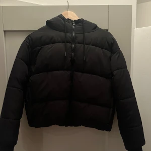 Jacka - Säljer denna snygga jackan som tyvärr inte kommer till användning. Den är i bra skick och perfekt nu till hösten och vintern. Lite kortare i modellen. Skriv om ni har frågor om pris eller annat🩷