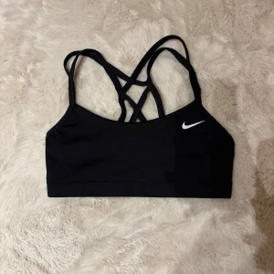 Tränings bh - Svart tränings bh från Nike. Storlek S men sitter mer som en XS. Mycket bra skick då den inte kommit till användning😊