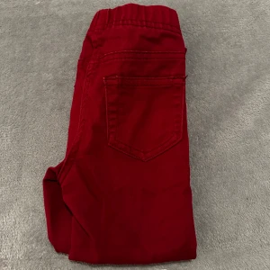 Röda jeans storlek 98-104 -  ⚪️Barn som använt så skavanker finns alltid⚪️
