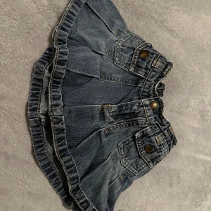 Jeanskjol storlek 104 -  ⚪️Barn som använt så skavanker finns alltid⚪️super söt & ser helt ny ut