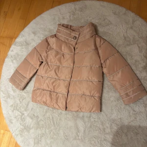 Jacka med trekvarts ärmar - Snygg beige jacka med trekvarts ärmar! Storlek M men sitter som en S. Oanvänd😊