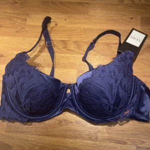 Set från Hunkemöller  - Bh storlek 75B och trosan xs