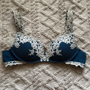 Intimissimi bh - Säljer nu min intimissimi bh i modellen gioia pretty flowers push up i storlek 75B💙 den är köpt här på plick men var i jätte bra skick och har själv använt den kanske upp till 10 gånger så sparsamt använd och inga defekter osv. Färgen är blå/mörkblåa hållet men inte exakt mörkblå. Kan skicka fler bilder privat på färgen. För fler frågor hör av er privat💙