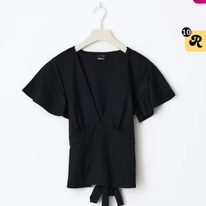 Ginatricot topp - En jätte fin tie topp från ginatricot som är helt ny och är endast testad. Säljer då det är försent att lämna tillbaka. Nypris 279kr💕