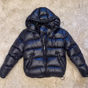 ZARA puffer jacket - Säljer en 100% dunjacka ifrån ZARA perfekt nu inför vintern. Använd fåtal gånger förra vintern men är fortfarande i Nyskick. Storleken är M, kvittot medföljer tyvär ej. Skicka gärna Dm om du har några frågor gällande varan :) Nypris 1395kr