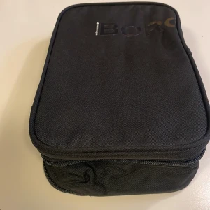Svart travel Wash Bag från Björn Borg - Praktisk svart necessär från Björn Borg i slitstark polyester. Väskan har flera fack med nät och dragkedja samt en krok för upphängning. Perfekt för att organisera dina grejer på resan eller gymmet. Snygg och stilren design med diskret logga på framsidan.