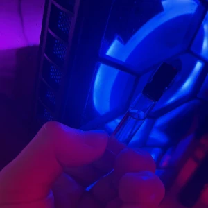 Liten parfymprovflaska - Smidig parfymprovflaska, perfekt att ta med i fickan eller väskan. Passar dig som vill testa något nytt eller ha en diskret doft med dig. Volym och ingredienser ej synliga på bilden.